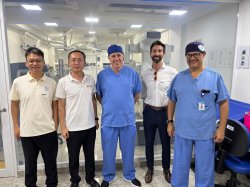 Representantes da empresa Tuoren vêm da China para visitar a Santa Casa de Santos